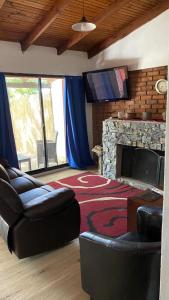 ein Wohnzimmer mit einem Sofa und einem Kamin in der Unterkunft Escape a la Naturaleza in Santa Ana