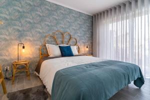 1 dormitorio con 1 cama grande con manta azul en HOME@abrantes, en Abrantes