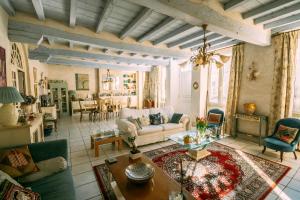 ein Wohnzimmer mit einem Sofa und einem Tisch in der Unterkunft La Maison 64 Chambre D'Hôtes in Barbaste