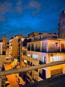 - une vue sur une ville de nuit avec des bâtiments dans l'établissement SINGAPOUR MAROC, à Casablanca
