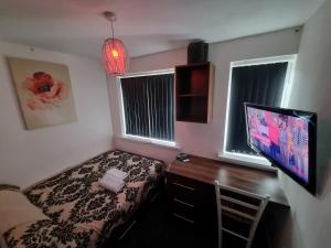 ** Luxurious & Cosy lovely well equipped home + Free Parking + Free Fast WiFi **