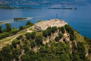 an island in the water with a cross on it at Il Giardino Segreto Gardasee Ferienhaus in Manerba del Garda