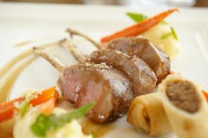 ホテルの敷地内または近くでの食事または食べ物