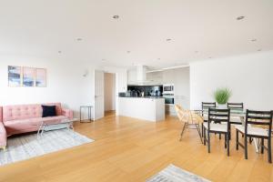 Gallery image of Riverside Two Bedroom Apartment in Canary Wharf in London