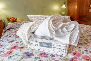 - un panier blanc assis au-dessus d'un lit dans l'établissement Da Pina e Quinto Home, à Morciano di Romagna