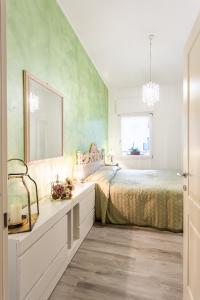 - une chambre avec un lit et un miroir dans l'établissement Da Pina e Quinto Home, à Morciano di Romagna