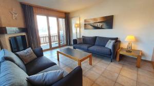 ein Wohnzimmer mit einem Sofa und einem Tisch in der Unterkunft Greppons MOUNTAIN & RESTFUL apartments by Alpvision Résidences in Veysonnaz
