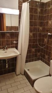 Un baño con lavabo, inodoro y ducha. en Greppons P 023 - MOUNTAIN apartment 8 pers, en Veysonnaz