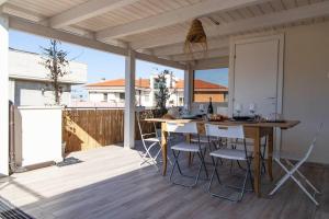 A balcony or terrace at Zefiro Home Pesaro Zona Mare e San Bartolo by Yohome