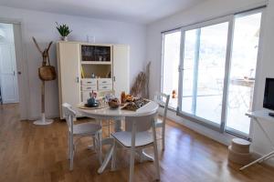A kitchen or kitchenette at Zefiro Home Pesaro Zona Mare e San Bartolo by Yohome