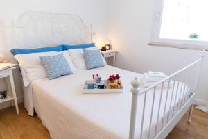 A bed or beds in a room at Zefiro Home Pesaro Zona Mare e San Bartolo by Yohome