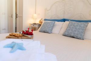 A bed or beds in a room at Zefiro Home Pesaro Zona Mare e San Bartolo by Yohome
