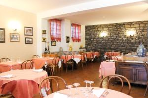 un restaurante con mesas y sillas con mantel rosa en Albergo Bellavista, en Roncobillaccio