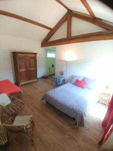 1 dormitorio con 1 cama y suelo de madera en 2 chambres privées au calme à la Maison des Bambous, en Dijon
