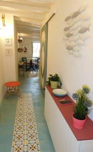 kuchnia z blatem z roślinami na ścianie w obiekcie A Casa di Letta w mieście Santa Margherita Ligure