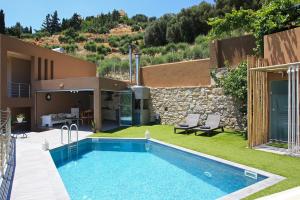un cortile con piscina e una casa di Design Villa Nicol - Heated Pool - Summer kitchen a Heraklion
