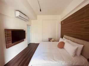 Una cama o camas en una habitación de 禾樂號Hello House