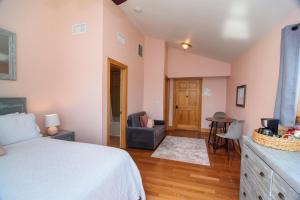 Ein Bett oder Betten in einem Zimmer der Unterkunft The Inn on Pamlico Sound