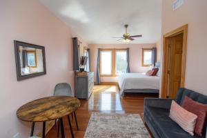 Ein Bett oder Betten in einem Zimmer der Unterkunft The Inn on Pamlico Sound
