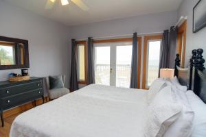 Ein Bett oder Betten in einem Zimmer der Unterkunft The Inn on Pamlico Sound