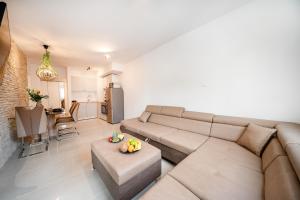 - un salon avec un canapé et une table dans l'établissement Luxury and modern apartment on the main beach, à Split