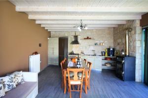 Η κουζίνα ή μικρή κουζίνα στο Design Villa Nicol - Heated Pool - Summer kitchen