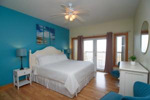 ein Schlafzimmer mit einem Bett und einem Deckenventilator in der Unterkunft The Inn on Pamlico Sound in Buxton