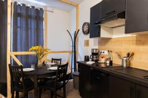 サン・テニャンにあるLe Souplex du Tanneurのテーブルとダイニングルームのあるキッチン