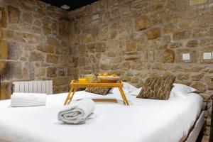 サン・テニャンにあるLe Souplex du Tanneurの石壁のドミトリールーム ベッド2台 +9枚の写真