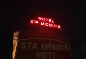 un letrero de neón en la parte superior de un hotel stella morinas en Hotel Sta Mônica Marília, en Marília