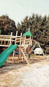un parque infantil de madera con un tobogán y una honda en L'oxygène ardéchois en Ruoms