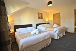 A bed or beds in a room at Village Lodge - Carlingford