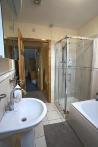 Kylpyhuone majoituspaikassa Village Lodge - Carlingford