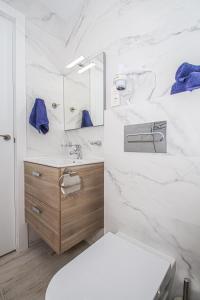 Ванная комната в Stylish studio for rent with fantastic location in Marbella Promenade.