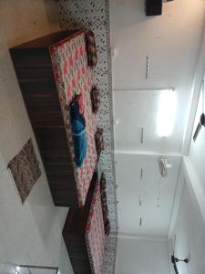 vista sul soffitto di una cucina con armadietto con scarpe blu di CHINTA HARAN REST HOUSE a Deoghar