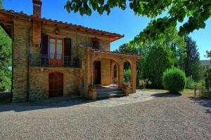 Casa de piedra con porche y balcón en Casale Ambra by PosarelliVillas, en Ambra