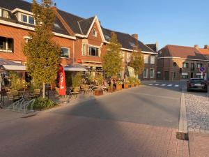 una calle vacía en una ciudad con mesas y sillas en 't Een en 't Ander en Tielt