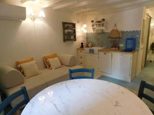 kuchnia oraz salon ze stołem i kanapą w obiekcie A Casa di Letta w mieście Santa Margherita Ligure