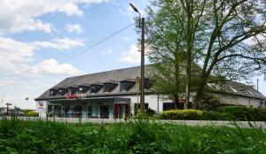 een gebouw aan de straatkant bij Auberge de Poteaupré in Bourlers