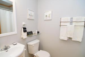 ein Badezimmer mit einer weißen Toilette und einem Waschbecken in der Unterkunft The Inn on Pamlico Sound in Buxton