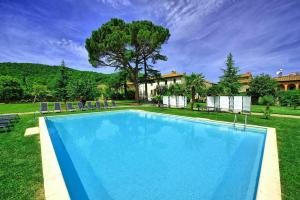 - une piscine dans la cour d'une maison dans l'établissement Villa Capolona by PosarelliVillas, à Calbenzano