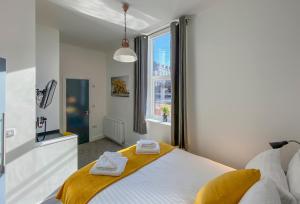 ein Schlafzimmer mit einem großen Bett mit Handtüchern darauf in der Unterkunft Victoria by Pureserviced in Plymouth