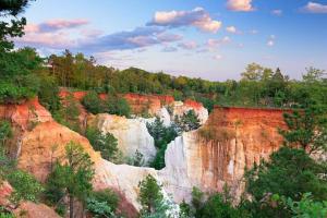 Blick auf einen Canyon mit Wasserfall und Bäumen in der Unterkunft THE FARMHOUSE private apartments in Eufaula