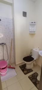Baño pequeño con aseo y lavamanos en Bel appartement à Ifrane en Ifrane