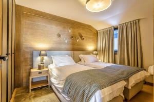 Postel nebo postele na pokoji v ubytování Très bel appartement avec Spa à Megeve Stallion D 25 + 16 fotografií