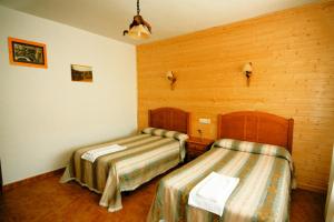 Hostal Río Mundo tesisinde bir odada yatak veya yataklar