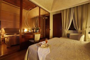 Postel nebo postele na pokoji v ubytování Hotel City Legnano