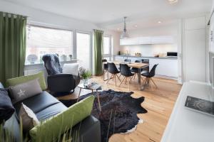 een woonkamer met een bank en een tafel bij Haus Dujardin Wohnung 13 in Norderney
