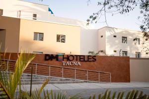 ein Gebäude mit einem Schild, das ein Hotel Tania liest in der Unterkunft DM Hoteles Tacna in Tacna