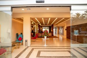 - un hall d'un immeuble avec des chaises et des tables dans l'établissement DM Hoteles Tacna, à Tacna